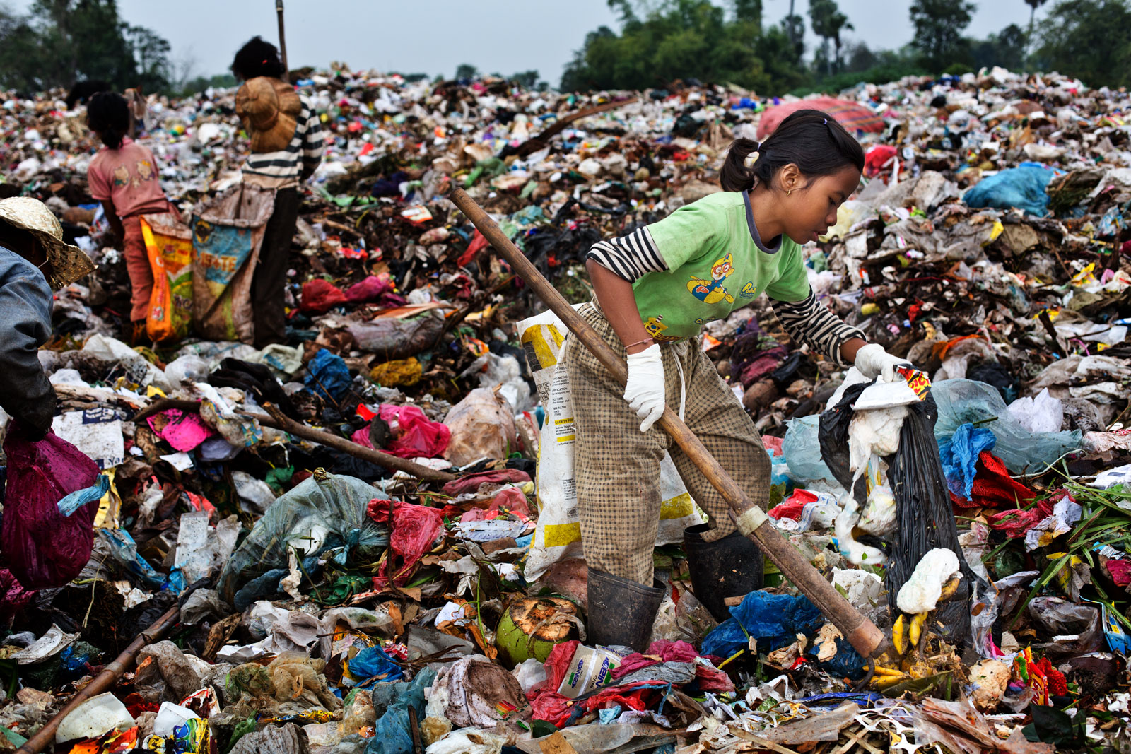 Trash Kids in Cambodia Harald Arnold